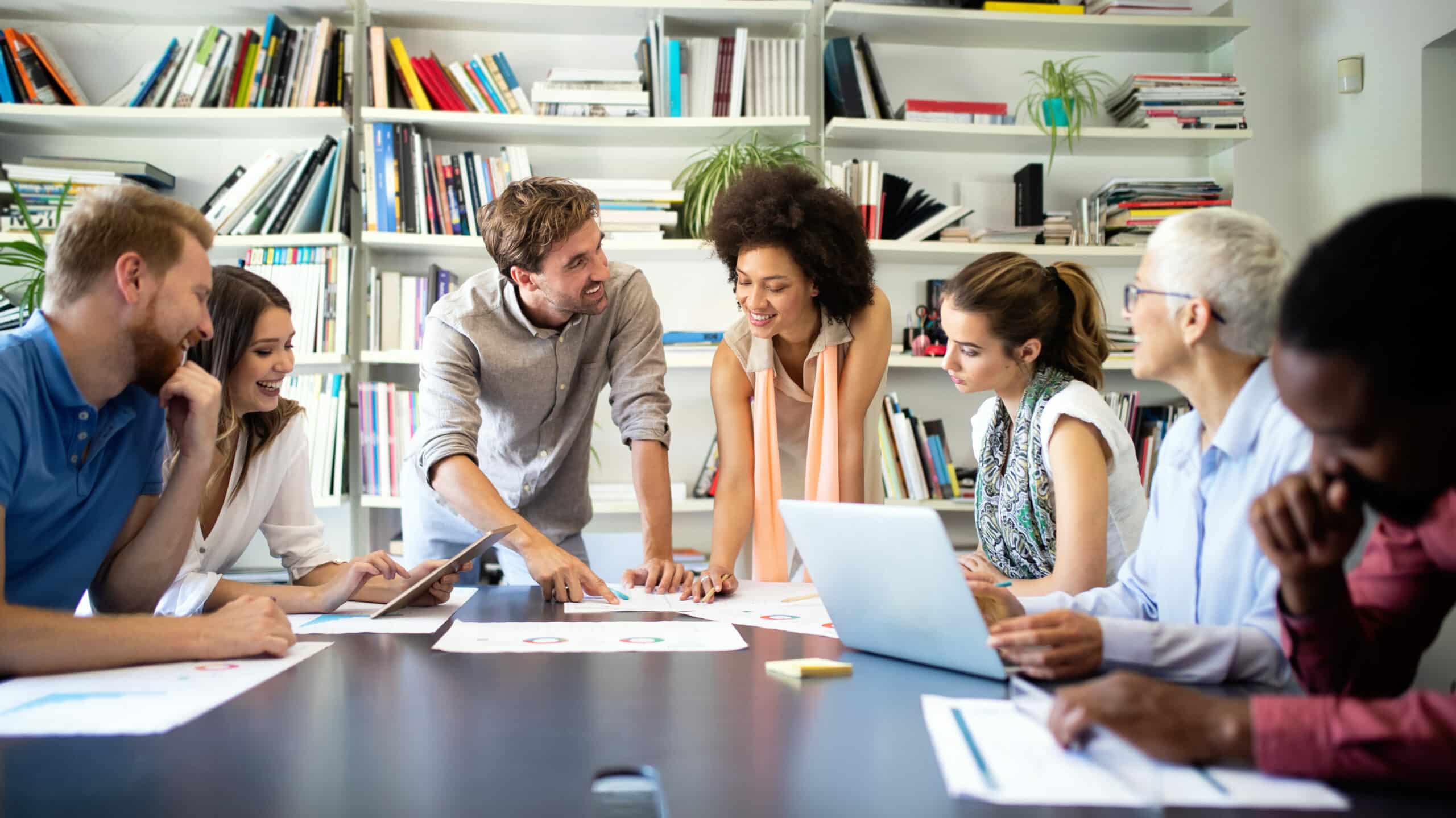 Gruppe von Menschen, die zusammen arbeiten