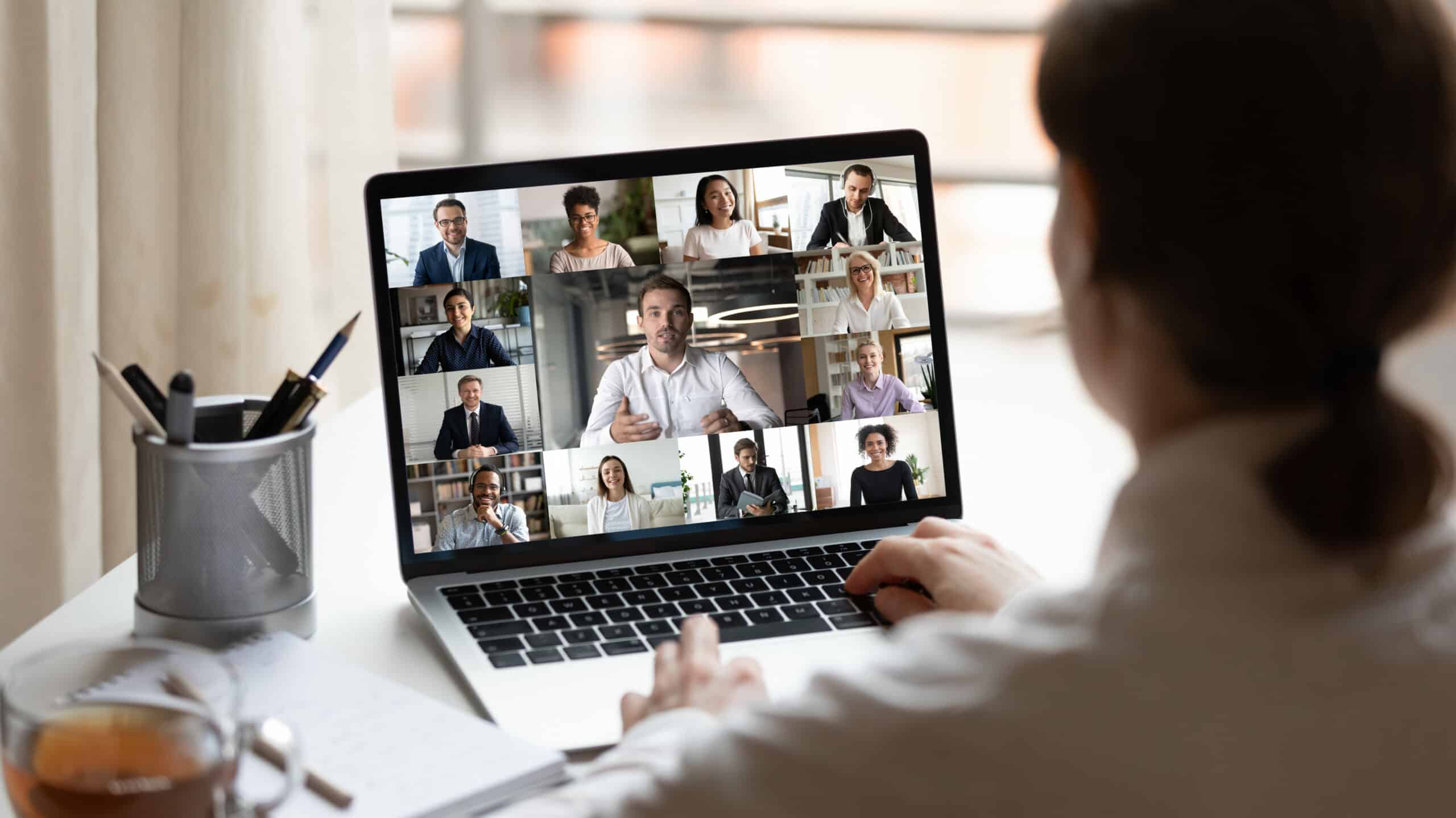 Bild mit einem Laptop auf dem ein Online-Meeting abgehalten wird.