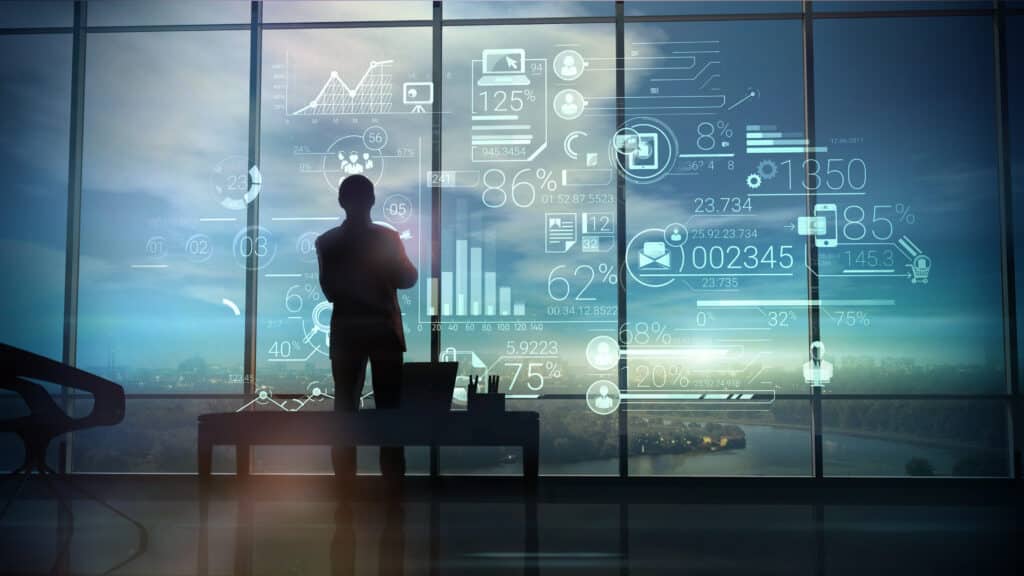 Mann vor digitaler Anzeige