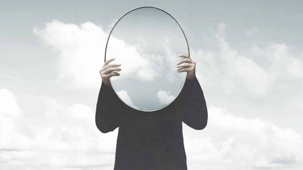 Spiegel mit Mensch dahinter