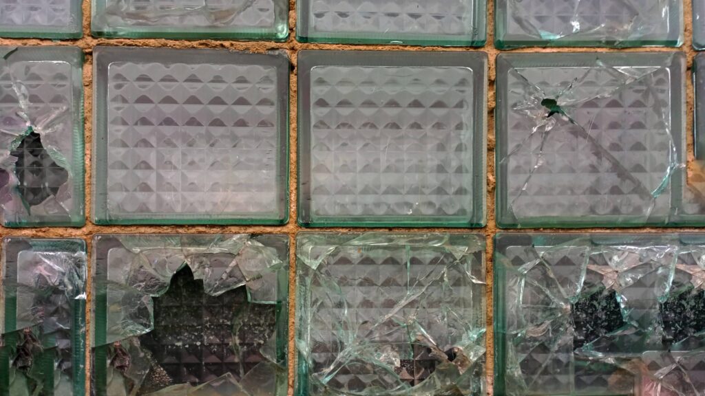 Fenster mit Löchern