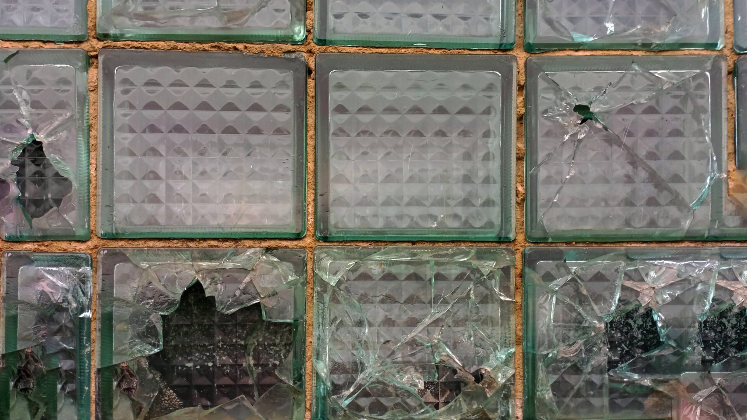 Fenster mit Löchern