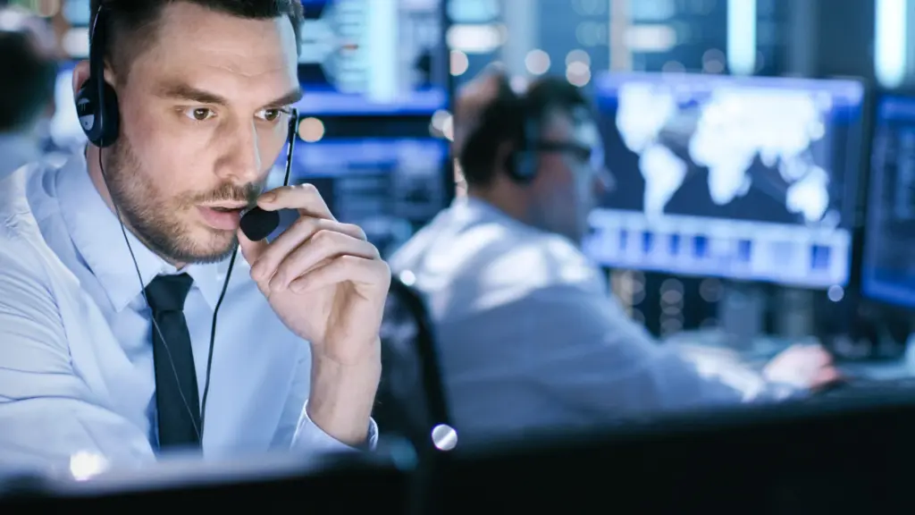 Security-Analyst mit Headset reagiert auf einen Sicherheitsvorfall im Security Operations Center