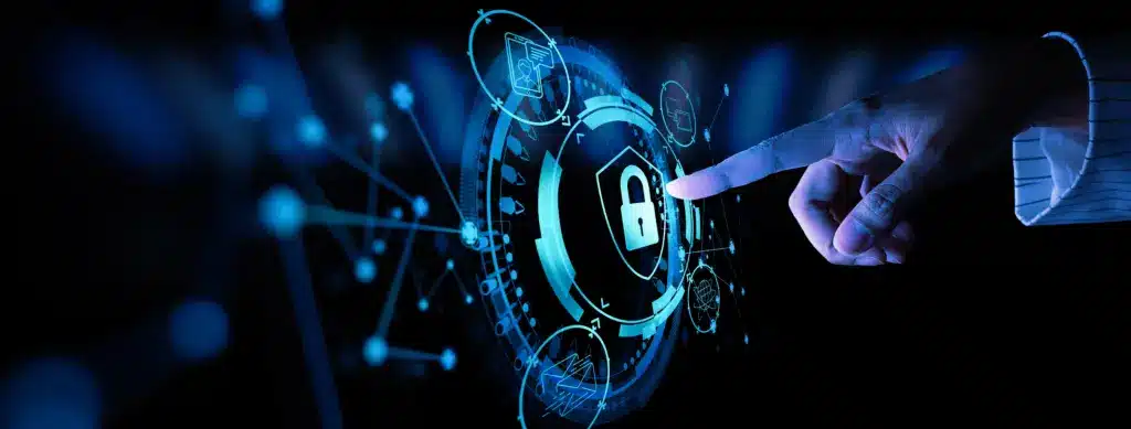 Hand zeigt auf digitales Sicherheitsschild mit vernetzten Cybersecurity-Elementen