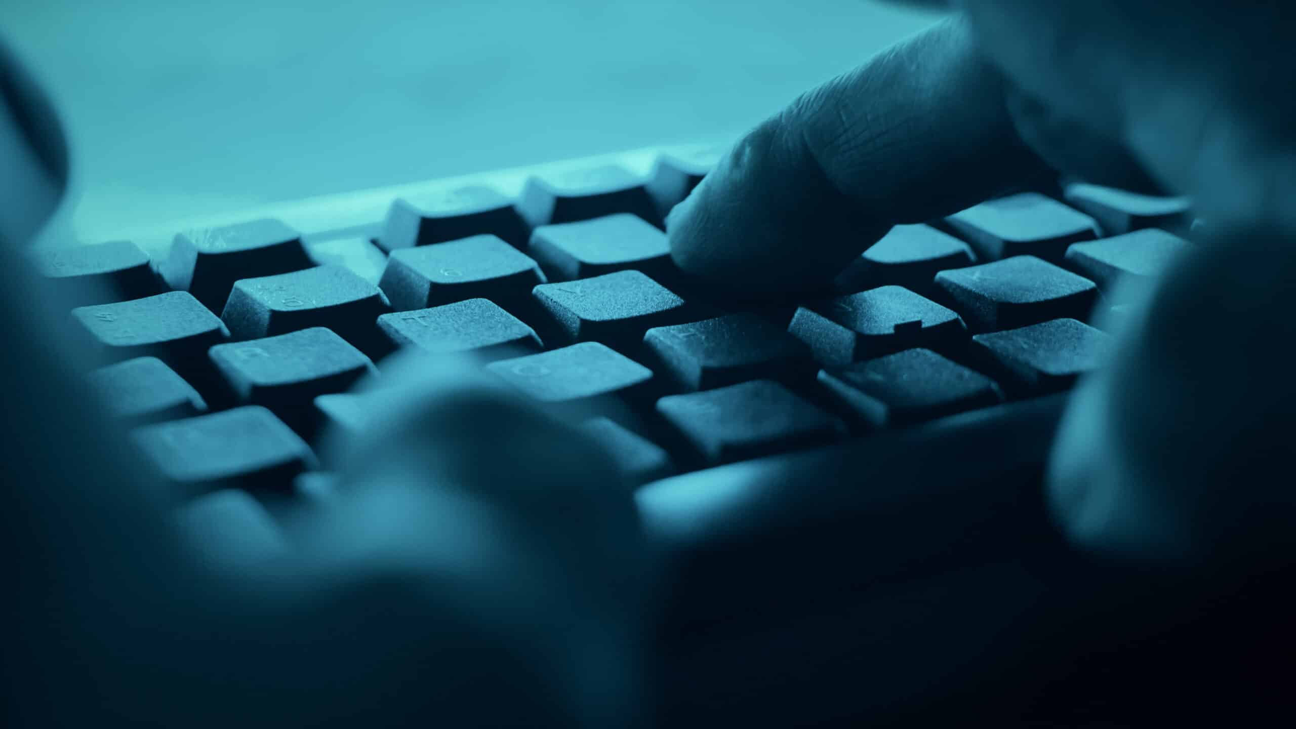 Mann tippt auf Tastatur