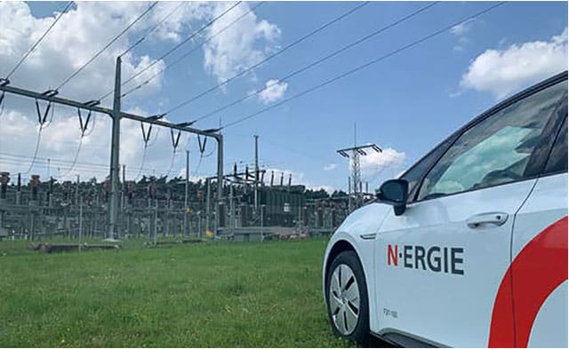 N-ERGIE Servicefahrzeug vor einem Umspannwerk als Referenzkunde der Energie-Aktiengesellschaft