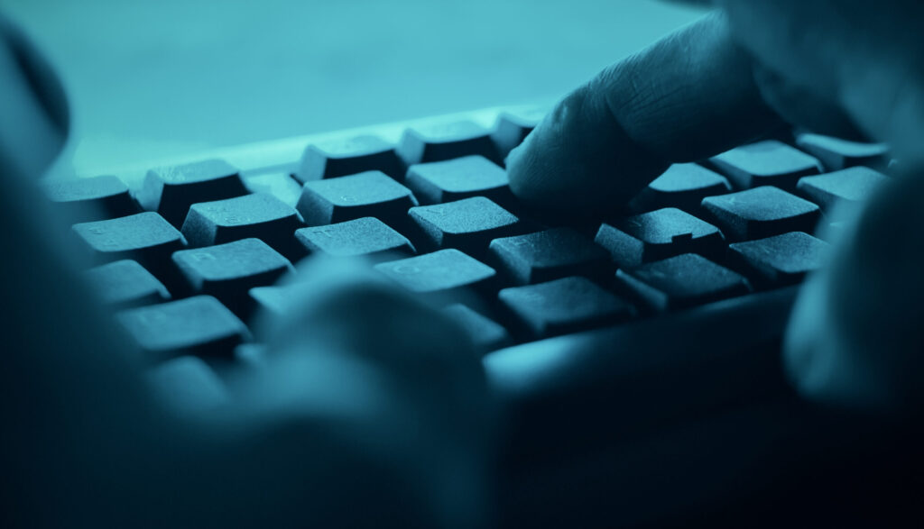 Finger auf Tastatur