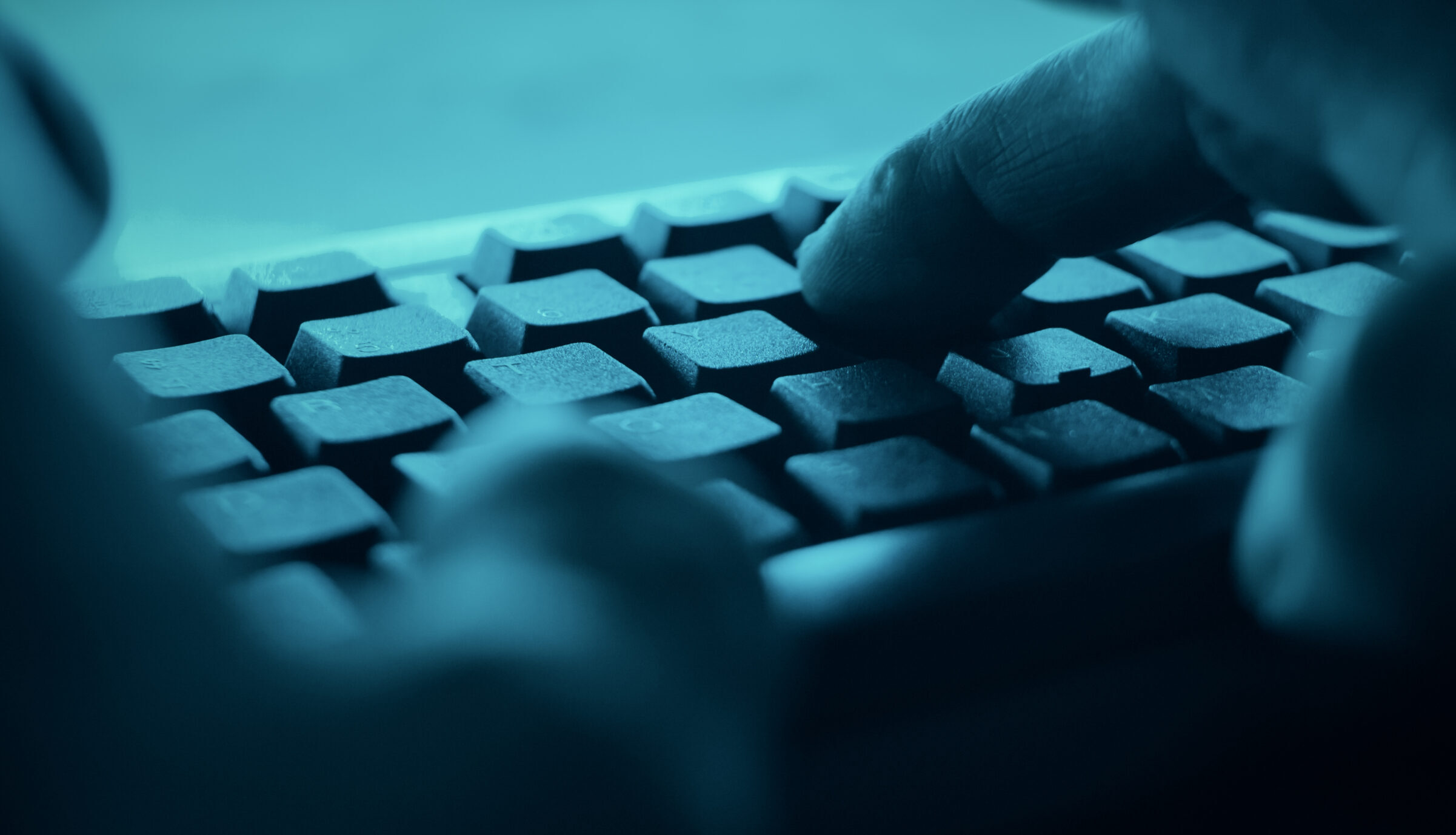 Finger auf Tastatur